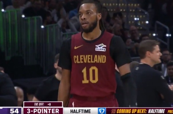 开云在线-张弓搭箭！加兰半场前最后一攻 虚晃后三分压哨灯亮球进！